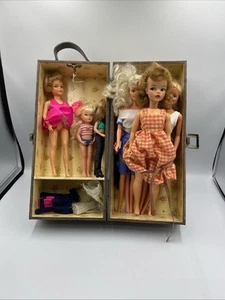 Armario de madera vintage y estuche de transporte de muñecas esquinas de latón 13" x 6" CON MUÑECAS - Imagen 1 de 11