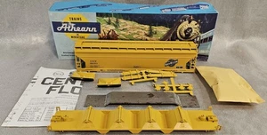 Athearn HO Scale Chicago North Western 55' Center-Flo Covered Hopper Kit CNW - Picture 1 of 5