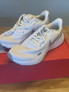 New Nike Revolution 5 Women’s Running Shoes BQ3207-100 7.5” Wolf Gray & White - Picture 1 of 5