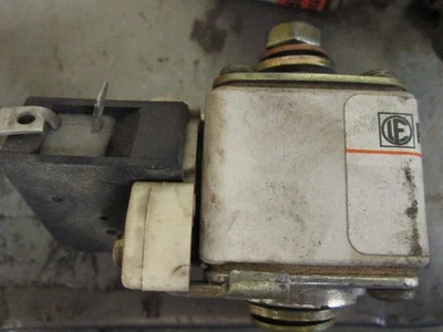 Fusible Ferraz 6BODK C3URGG 30 TTC 200 200A 600V *Aux. Contacto* Usado Foto 1 de 3