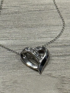 Ciondolo cuore accento diamante oro bianco 10 kt con catena collana 16" - Foto 1 di 8