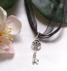 SCHLÜSSEL zum HERZ HALSKETTE ORGANZA SILBER KETTE LIEBE BAND ANHÄNGER SCHWARZ - Picture 1 of 16