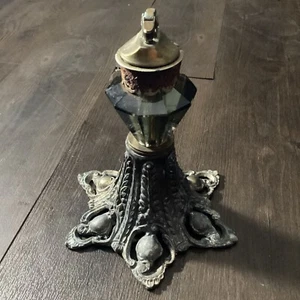 VINTAGE ANTIQUE-ENGRAVED LAMP BRASS CRYSTALS TABLE - Picture 1 of 7