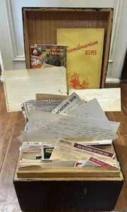 Recetas/folletos/recortes escritos a mano vintage en caja de madera con bisagras - Imagen 1 de 7