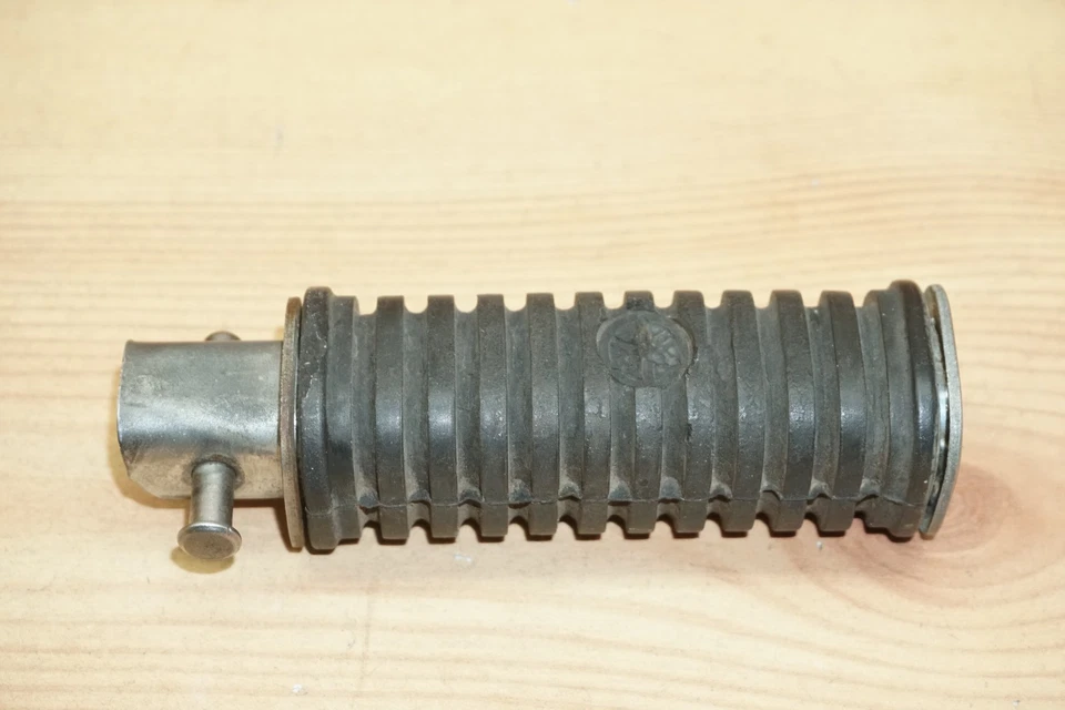 Yamaha CS5 200 1972 OEM reposapiés trasero izquierdo reposapiés RD200 DS7 RD250 168-27431-10-00 Foto 1 de 4