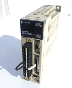 Yaskawa 100W Servopack SGDS-01A01A, con inserto filo e strumento di rimozione (vedi foto) - Foto 1 di 2