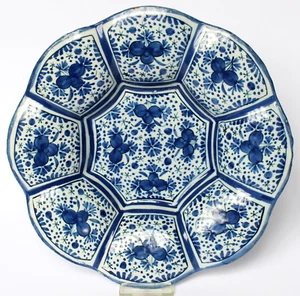 Buckelplatte Frankfurt um 1700 Keramik Fayence seltener Blumendekor Ø 30,5 cm - Bild 1 von 2