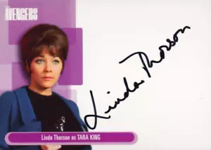2003 Strictly Ink The Definitive Avengers A2 Linda Thorsen (Tara) Autograph Card - Foto 1 di 3