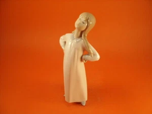 STATUINA LLADRO "GIRL IN NIGHTDRESS" - Foto 1 di 6