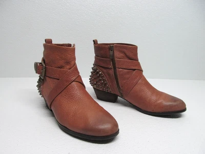 Botines Vince Camuto Marcin de cuero granulado con clavos tachonados para mujer talla 9,5B Foto 1 de 4