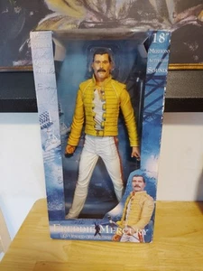 Figura NECA Freddie Mercury 18" activada por movimiento con sonido 2006 Queen 👑� - Imagen 1 de 10