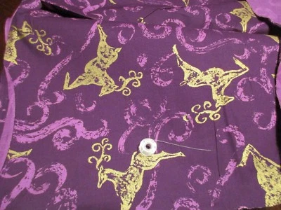 Diseño metálico de ciervo dorado en tela de algodón púrpura oscuro 1 yarda  Foto 1 de 2