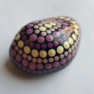 Pisapapeles Mandala Art Stone Guijarro puntos pintado violeta lila meditación - Imagen 1 de 14