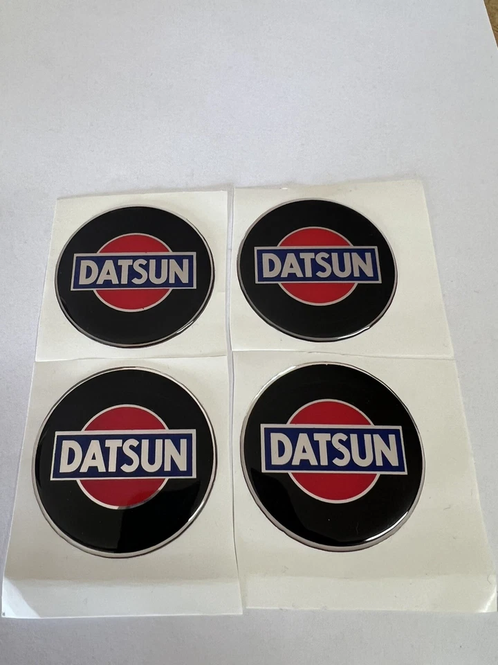 4 PEGATINAS EMBLEMAS NEGRO/ROJO DATSUN TAMAÑO 44mm O 1.75" DIÁMETRO Foto 1 de 1