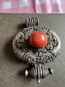 Antique TIBETAN GAU Silver Copper Coral Buddhist Prayer Box Patina 2.5” RARE - Picture 1 of 5