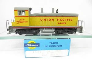Vintage Athearn Blue Box 4007 HO Scale Union Pacific EMD SW7 Diesel Locomotive - Picture 1 of 11