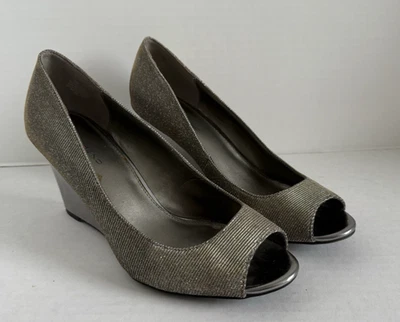 Zapatos Bandolino Tuff Love 9M Metálicos Plateados Brillantes Glamour Tacón de Cuña Punta abierta Foto 1 de 4