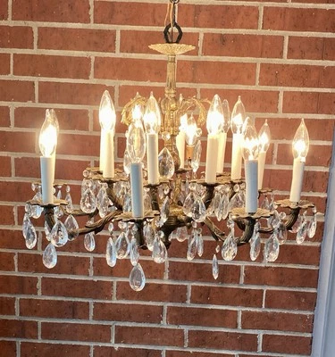 Lámpara de araña vintage de bronce de latón de 14 brazos hecha en España 100 + prismas de cristal años 60 Foto 1 de 4