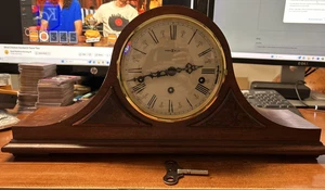 Howard Miller Carillon Mantel Orologio Con Chiave Funzionante! 1050-020 - Foto 1 di 5