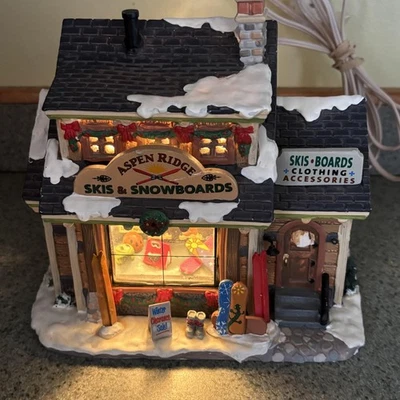 Lemax Aspen Ridge Лыжи и Сноуборды Освещенное Здание 2013 Рождественская Деревня - Изображение 1 из 4