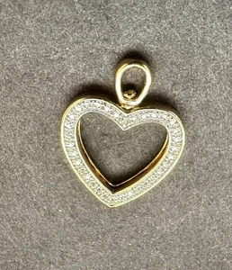 Ciondolo tono oro a forma di cuore con strass trasparenti e ciondolo incisione "amore" - Foto 1 di 4