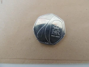 2022 HM Queen Elizabeth II 50p Platinum Jubilee 70th Anniversary Coin-Circulated - Picture 1 of 1
