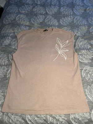 BoohooMAN Men’s Sleeveless Muscle Fit T-Shirt Size M | Beige with Leaf Graphic - Image 1 of 3