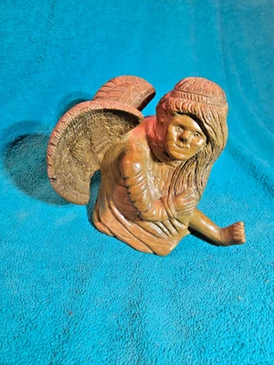 Arte popular de madera tallado a mano firmado y fechado artista local niña ángel sentado Foto 1 de 3