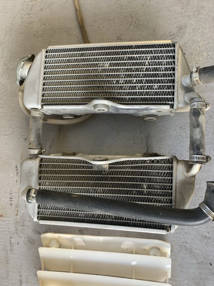 🔥 2003-2005 Yamaha YZ450F OEM Left/ Right Radiator Set 5TA-12461-00-00 🔥 - Image 1 of 3