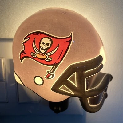Футбольный шлем в форме ночника Tampa Bay Bucs Buccaneers NFL 5 дюймов - Изображение 1 из 4