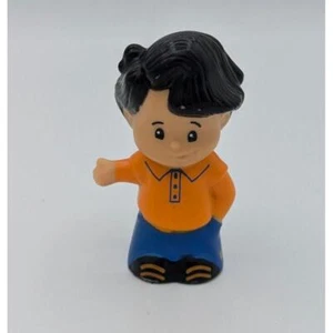 Camicia e jeans Fisher Price Little People ragazzo arancione con capelli corti castani - Foto 1 di 8