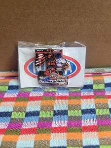 NHRA 2012 US NATIONALS HAT PIN 1,5" X 1" / RARE / NOS /0825-cm - Bild 1 von 4