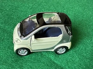 Maisto Smart City Coupe Diecast 21103 Motorized Scale 1/33 - Cream VGC UK SELL - Picture 1 of 7