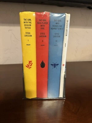 Stieg Larssons Millennium Trilogy Deluxe Box Set Set Girl with the Dragon Sealed Foto 1 de 3