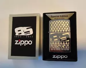 Zippo Feuerzeug Ergänzungsauflage 85. Jubiläum. Motivgravur m. Benzin - Bild 1 von 5