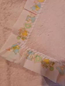Vintage rosa Acryl Babydecke Satin weiche Zierleiste 40 x 44"" - Bild 1 von 5