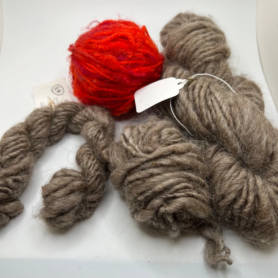 LOTE PEQUEÑO HILO HILADO A MANO - aprox 144 gramos en total - rojo y gris Foto 1 de 4