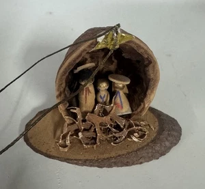 Vintage Krippe Diorama innen Nussschale Weihnachtsschmuck 1 Zoll - Bild 1 von 7