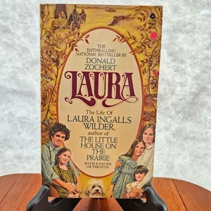 Laura The Life of Laura Ingalls Wilder Biography Avon Book Donald Zochert 1977 - Foto 1 di 4