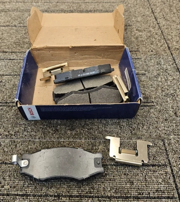 Pastilla de freno de disco delantera semimetálica Bosch BE266H para Nissan Máxima modelo 85-88 Foto 1 de 4