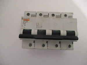 MERLIN GERIN C120H C100 100 AMP 15KA FOUR POLAR MCB DISYUNTOR AUTOMÁTICO. - Imagen 1 de 1