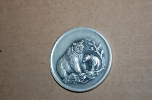 OSO PARDO PLATA ESTERLINA, FEDERACIÓN NACIONAL DE VIDA SILVESTRE - Imagen 1 de 3