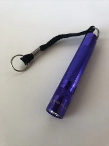 Linterna Solitaria Maglite - HECHA EN EE. UU. - Púrpura - Llavero Pequeño EDC - Imagen 1 de 5