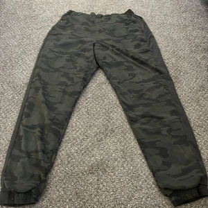 Athleta Printed Farallon Jogger Women's 10 Green Camo Sweatpants - Picture 1 of 5
