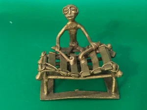 Figura tribale in ottone arte africana vintage che gioca marimba primitiva - Foto 1 di 7