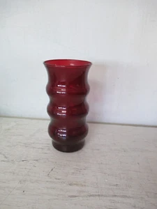 Vintage rubinrot gerippte Vase 6,5 Zoll x 3,25 Zoll - Bild 1 von 3