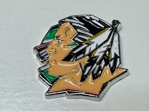 University of North Dakota UND Fighting Sioux Logo Revers Mütze Pin Hockey Chief - Bild 1 von 2