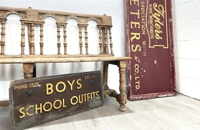 Siglo XX, trajes escolares pintados para niños letrero a bordo Foto 1 de 4