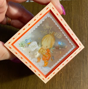 Vintage 1980 Hallmark Betsey Clark Baby Ornament 3D Shadow Box Joy To The World - Bild 1 von 3