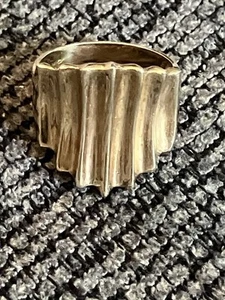 Anello increspato in oro giallo 10 kt 3,7 grammi misura 9 - Foto 1 di 6